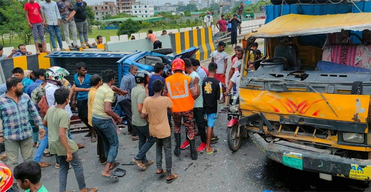 ধামরাইয়ে কাভার্ডভ্যান-পিকআপের সংঘর্ষে নিহত ১
