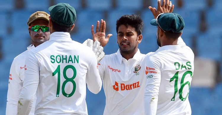দিনের শুরুতেই জুটি ভাঙলেন মিরাজ