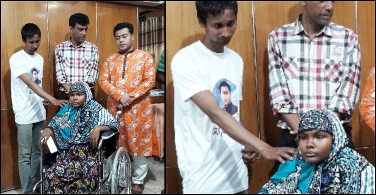 অন্তঃসত্ত্বা স্ত্রীকে কোলে নিয়ে টিকা দিতে গেলেন অন্ধ স্বামী