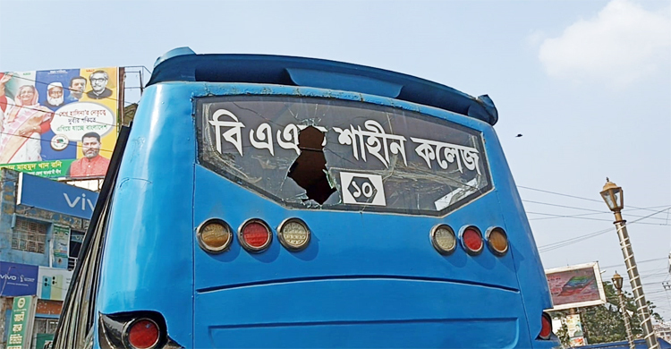 ছাত্রলীগের বিক্ষোভ মিছিল থেকে স্কুলবাস ভাঙচুরের অভিযোগ