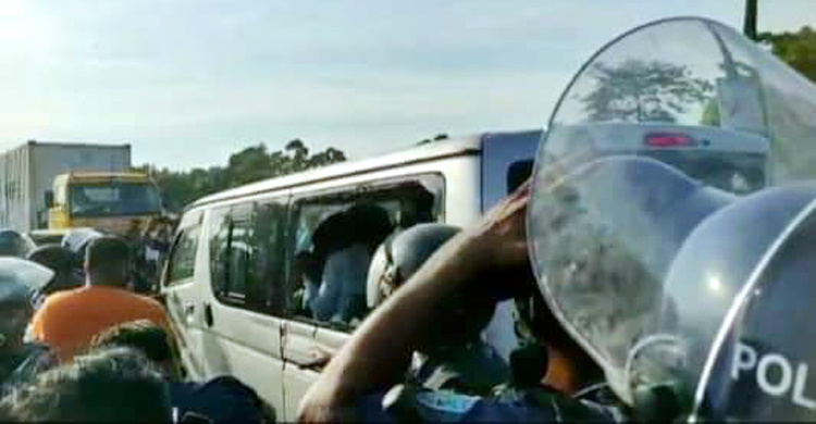 ফেনীতে আবদুল আউয়াল মিন্টুর গাড়িবহরে হামলা