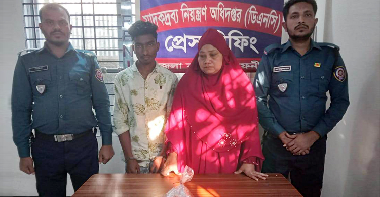 নারীর ভ্যানিটি ব্যাগে মিললো ইয়াবা