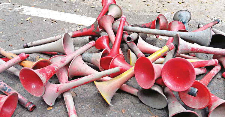 হাইড্রোলিক হর্ন বাজিয়ে জরিমানা গুনলেন ৩ বাসচালক