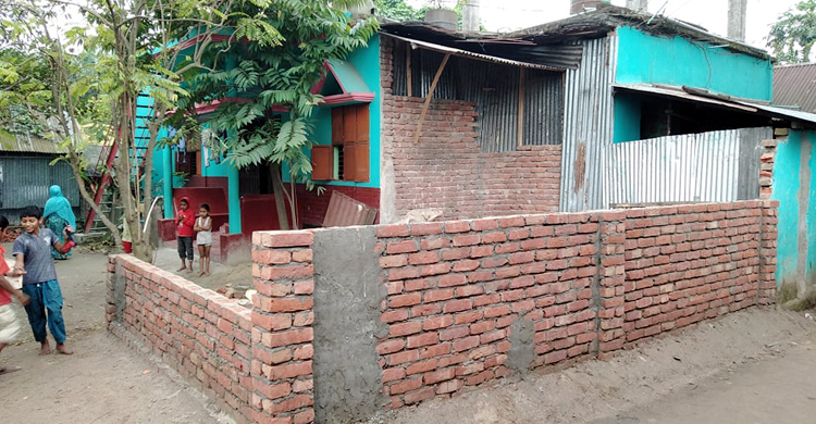 আধা শতকের ভিটাও হাতছাড়া পরিবারটির