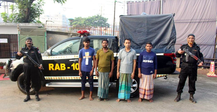 তুষের বস্তায় ৭৮০ বোতল ফেনসিডিল, গ্রেফতার ৪
