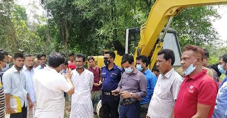 মেম্বারকে ম্যাজিস্ট্রেটের হাতে তুলে দিলেন চেয়ারম্যান