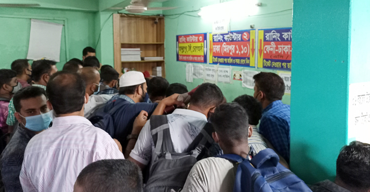 ফেনীতে যাত্রীদের উপচেপড়া ভিড়, গাড়ি না পেয়ে ভোগান্তি