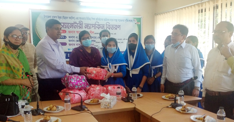 ফেনীতে ২ হাজার ছাত্রীকে স্যানিটারি ন্যাপকিন দিলো উপজেলা পরিষদ