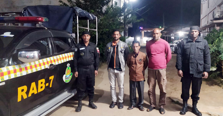 ফেনীতে বিদেশি পিস্তল-ম্যাগজিনসহ আটক ৩