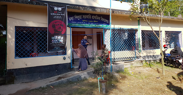 নারীদের দীর্ঘ লাইন, পুরুষ বুথ শূন্য