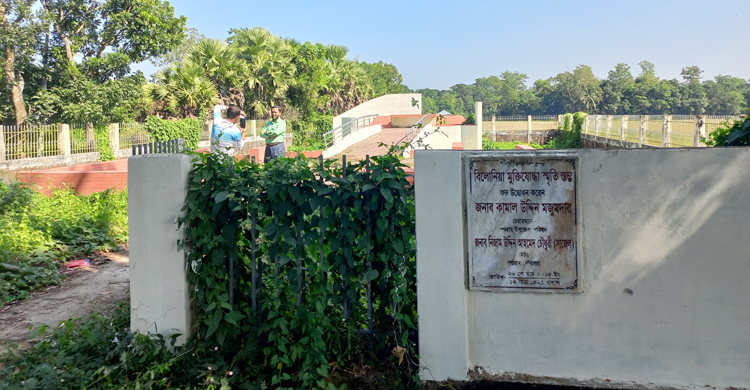 আগাছার দখলে ফেনীর স্মৃতিস্তম্ভ