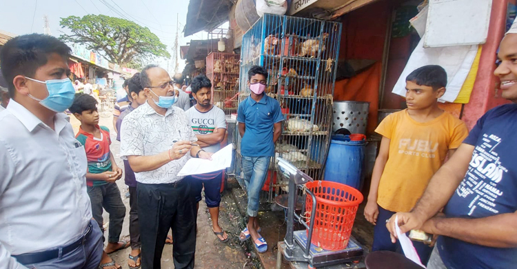 ফেনীতে অতিরিক্ত দামে মুরগি বিক্রি করায় জরিমানা