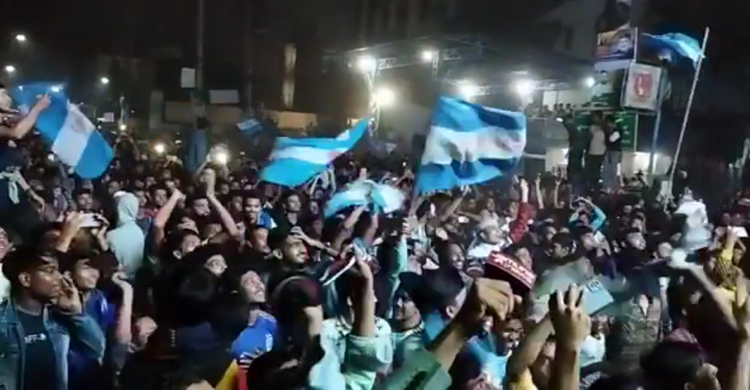 আর্জেন্টিনার জয়ে ফেনীতে গভীর রাতে ভক্তদের বাঁধভাঙা উচ্ছ্বাস