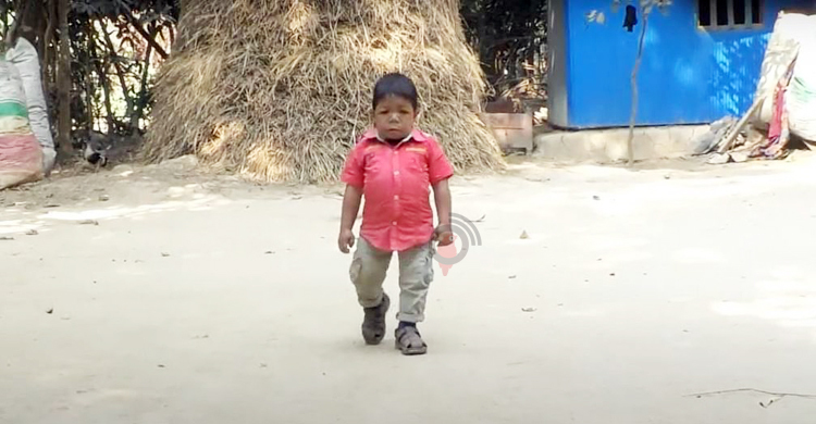 দেশের সবচেয়ে ‘খাটো মানুষ’ পরশুরামের রিশাত!