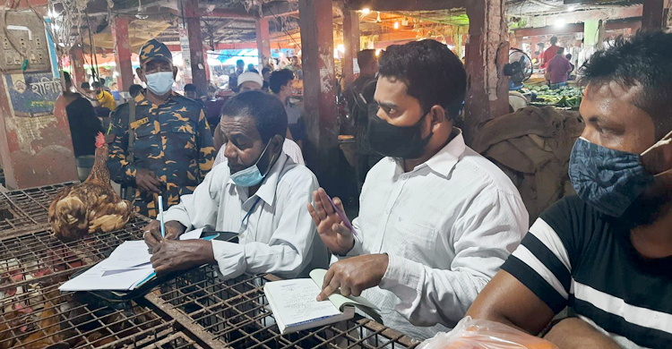 ফেনীতে মুরগি ও ডিমের বাজারে অভিযান