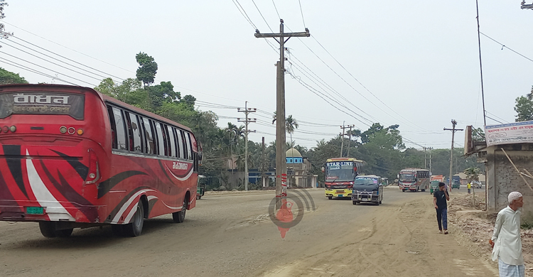 মহাসড়কের মাঝে বৈদ্যুতিক খুঁটি, দুর্ঘটনার শঙ্কা
