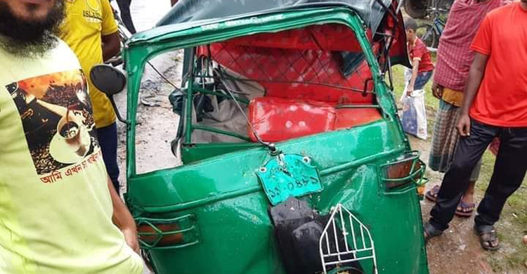 সিএনজি-ট্রাকের সংঘর্ষে চালকসহ নিহত ২