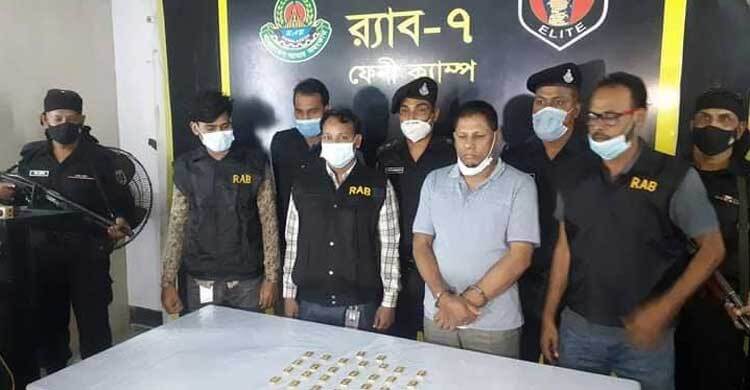 ফেনীতে ৩০ স্বর্ণের বারসহ পাচারকারী আটক