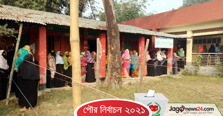 গোপন ব্যালট কক্ষে বসে আছেন নৌকার এজেন্ট