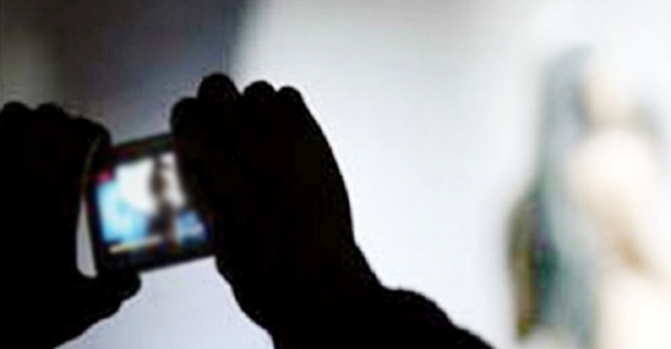 আপত্তিকর ভিডিও ধারণ, মায়ের বিরুদ্ধে মেয়ের মামলা