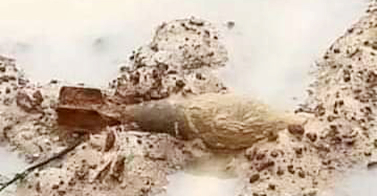 পাওয়ার টিলারের ফলায় বেরিয়ে এল অক্ষত মর্টারশেল