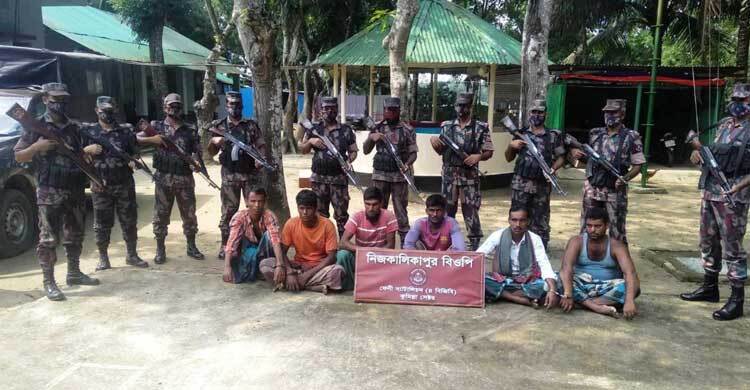 ফেনীর মুহুরী নদী থেকে নৌকাসহ আটক ৬