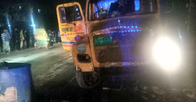 নিয়ন্ত্রণ হারিয়ে সড়কের ডিভাইডারে ট্রাক, দুই শ্রমিক নিহত