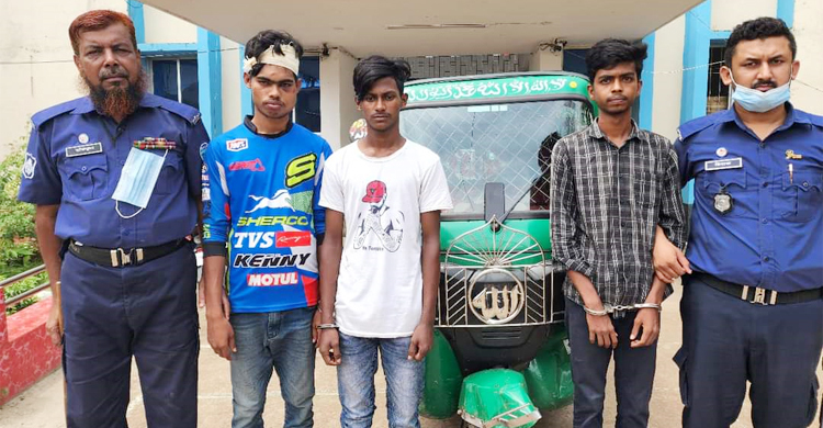 ৩ ছিনতাইকারীকে গণপিটুনির পর পুলিশে দিলো জনতা