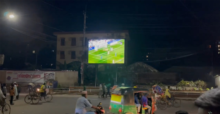 ফেনীতে বড় পর্দায় বিশ্বকাপ দেখতে ২৫ ফুটের এলইডি স্ক্রিন