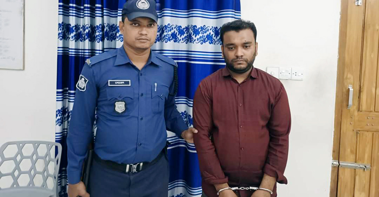 পুলিশ পরিচয়ে সড়কে চাঁদাবাজি, যুবক আটক