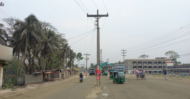 মহাসড়কের মাঝে বৈদ্যুতিক খুঁটি, দুর্ঘটনার শঙ্কা