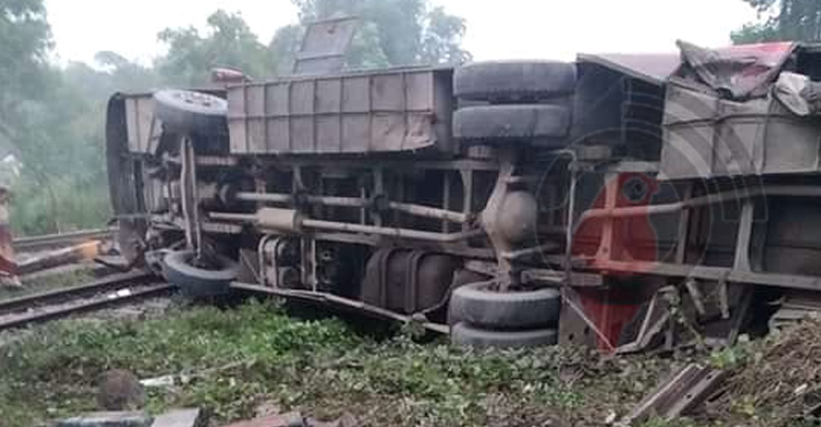 রেলক্রসিংয়ে ট্রেনের ধাক্কায় ৩ বাসযাত্রী নিহত