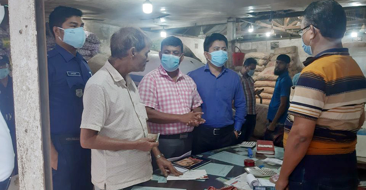 ৩৫ টাকার পেঁয়াজ ৮০ টাকায় বিক্রি করায় ২০ হাজার জরিমানা