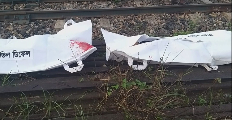 হাঁটতে গিয়ে রেললাইনের ওপরে ছেলে, বাঁচাতে গিয়ে প্রাণ গেল বাবারও