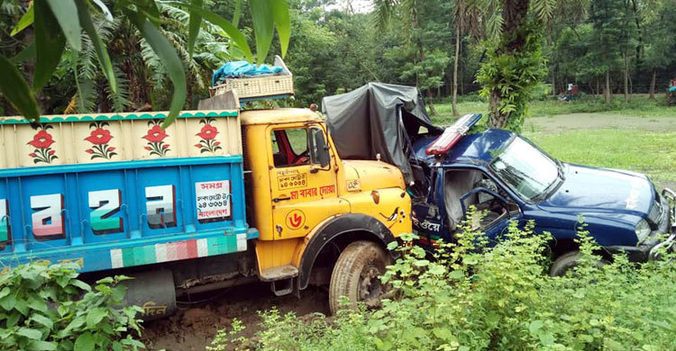পুলিশের গাড়িতে ট্রাকের ধাক্কা, আহত ৫
