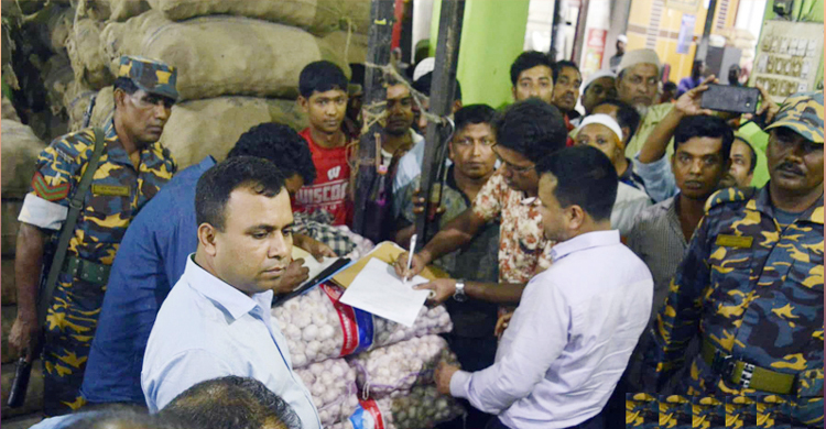 লবণ নিয়ে গুজব : ফেনীতে ৩ ব্যবসায়ীকে জরিমানা