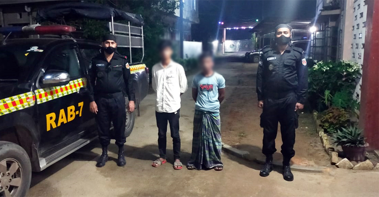 ফেনীতে চাপাতিসহ কিশোর গ্যাংয়ের ২ সদস্য আটক