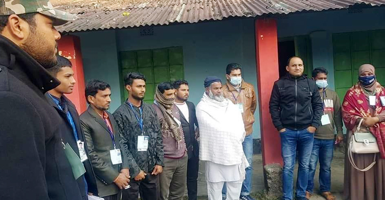 কেন্দ্রে মোবাইল ফোন নিয়ে যাওয়ায় ১৩ এজেন্ট আটক