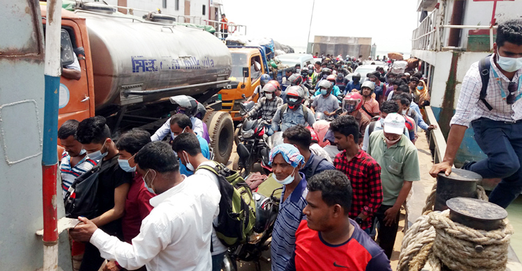লাশ বহনের ফেরিতে হুড়োহুড়ি করে উঠছে মানুষ