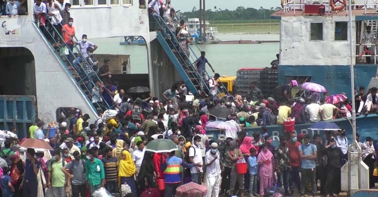 ফেরি দেখলেই শুরু হচ্ছে নারী-পুরুষের দৌড়