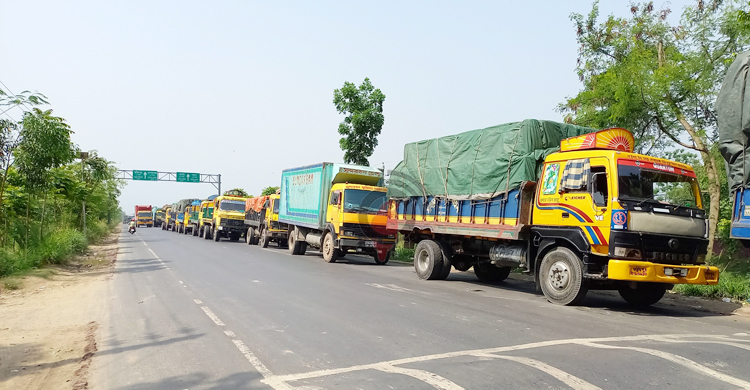 দৌলতদিয়ায় আটকে ঈদে ঘরে ফেরা নিয়ে শঙ্কায় ট্রাকচালকরা