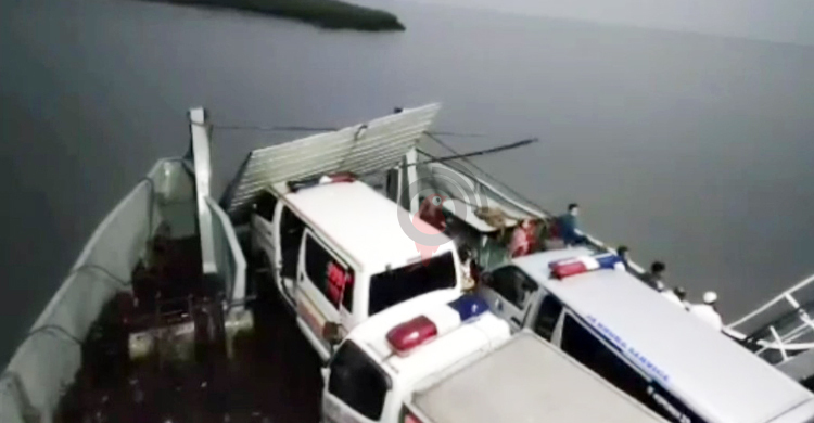 এবার মাঝ পদ্মায় বিদ্যুতের খুঁটিতে ফেরির ধাক্কা