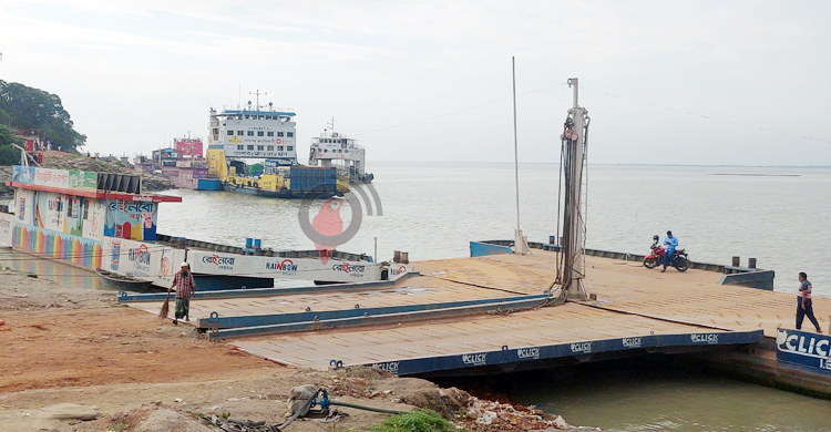 পাটুরিয়ায় গাড়ির জন্য ফেরির অপেক্ষা!