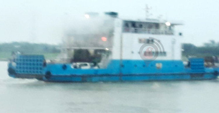 পদ্মায় চলন্ত ফেরিতে আগুন, অল্পের জন্য রক্ষা অর্ধশতাধিক যাত্রী