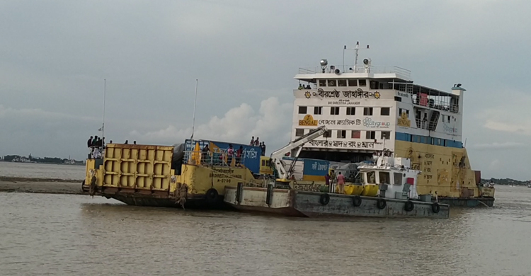 দিনে চললেও রাতে ফেরি বন্ধ থাকছে কাঁঠালবাড়ী-শিমুলিয়ায়
