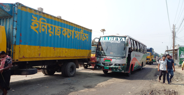 দৌলতদিয়ায় আটকে ঈদে ঘরে ফেরা নিয়ে শঙ্কায় ট্রাকচালকরা