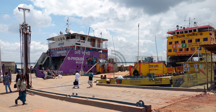 দৌলতদিয়ায় গাড়ির অপেক্ষায় ফেরি