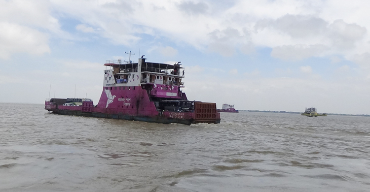 পদ্মায় তীব্র স্রোতে ফেরি চলাচল ব্যাহত