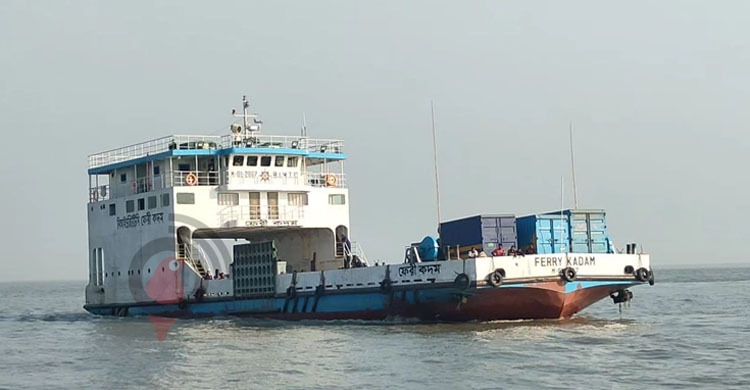 ফেরিতে দুই বাসের চাপায় প্রাণ গেলো যাত্রীর