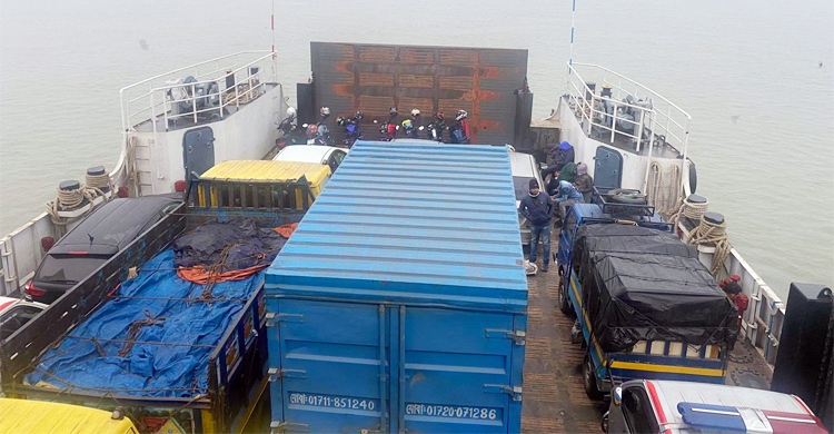 পদ্মার চরে ৩৫ গাড়ি নিয়ে আট ঘণ্টা আটকে থাকলো ফেরি